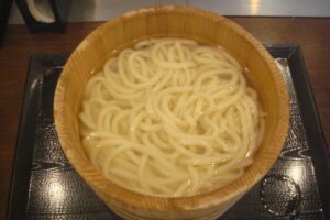 丸亀製麺がぬるいって本当？その原因とうどんを熱々で食べたい時の対策は？